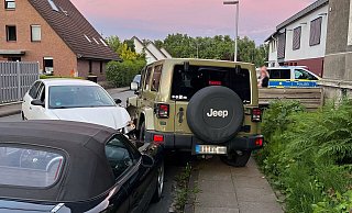 Der Seat Ibiza rammt den Jeep und schob diesen audf ein zweites Fahrzeug und weiter auf den Gehweg der Hainteichstraße. - Polizei