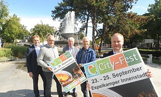 Bürgermeister Henning Vieker (r.) eröffnet erstmals das City-Fest. Auf das Fest freuen sich auch Michael Vahrenhorst, Hendrik Schmalhorst, Rolf-Bernd Eggersmann und Willy Hübert vom Stadtmarketing. - Joern Spreen-Ledebur