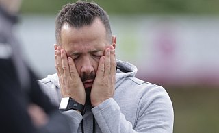 Fussball Bezirksliga Staffel 1 22/23, TuRa Löhne - BV Stift Quernheim, Maurizio Massanova, Trainer TuRqa Löhne)Ist fassungslos: TuRa-Trainer Maurizio Massanova mag die Geschehnisse auf dem Spielfeld über weite Strecken nicht mehr anschauen müssen. - Benjamin Bueschenfeld | benjamin@sportfoto-owl.de