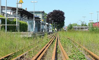 Rahden ist vom Bahnverkehr abgeschnitten. Einziger Zug seit Monaten war nun ein Güterzug, der neue Schienen brachte. - Joern Spreen-Ledebur Rahden ist vom Bahnverkehr abgeschnitten. Einziger Zug seit Monaten war nun ein Güterzug, der neue Schienen brachte. - Joern Spreen-Ledebur