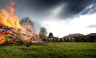 Osterfeuer - wie hier ein Archivfoto aus Spradow - dürfen wieder lodern. - Gerald Dunkel