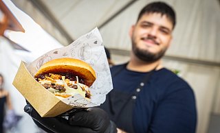 Alex Vangelow von The Good Hood mit dem Sweet Cheeseburger. - Mike-Dennis Mller / www.mdm.photo