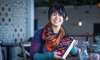 Die Bielefelder Autorin und Wissenschaftlerin veröffentlicht ihren Roman "Succession Game" im Piper Verlag. - Sarah Jonek
