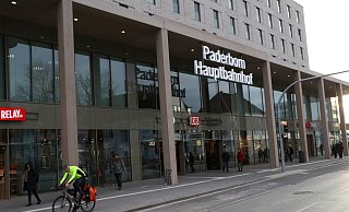 Der Radweg vor dem Paderborner Hauptbahnhof sorgt mal wieder für eine Diskussion. - Holger Kosbab Der Radweg vor dem Paderborner Hauptbahnhof sorgt mal wieder für eine Diskussion. - Holger Kosbab