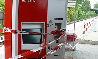Ein vergleichbarer Fahrkartenautomat ist am Vlothoer Bahnhof beschädigt worden. - Polizei