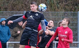 In dieser Szene kann Eintrachts Kapitän Jost Freye (dunkles Trikot) Gadderbaums Torjäger Daniel Steinbrück (rechts) frühzeitig stoppen. - Andreas Zobe