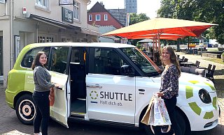 Der Shuttle, zwei London-Taxis und ein Sprinter, rollt seit dreieinhalb Jahren durch Gütersloh. - Stadtwerke Gütersloh