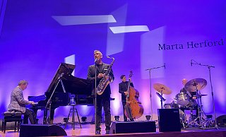 Fast wirkte es, als würde Curtis Stigers - mal mit seiner herausragenden Stimme, mal mit dem Saxofon - aus seinem Leben erzählen. Das Musik-Kontor-Publikum liebte es. - Natalie Gottwald