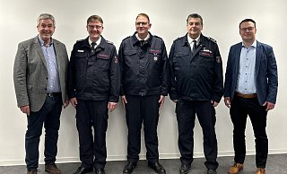 Bürgermeister Herman Temme(v.l.), Leiter der Feuerwehr Sven Heinemann, neuer Stellvertreter Jürgen Romund, Stellvertreter Michael Müller sowie Allgemeiner Vertreter des Bürgermeisterns Alexander Kleinschmidt. - Feuerwehr