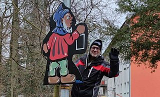 Roland Quarder mit einem der Zwerge, den er gerade an einem Lampenmast befestigt. Er ist dort noch bis Ende Januar zu bewundern, muss dann jedoch umziehen. - Karsten Schulz
