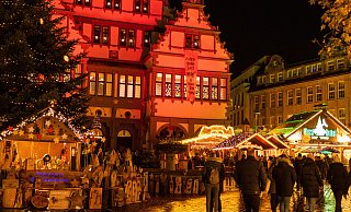 Warm anziehen musste man sich zum Auftakt des Paderborner Weihnachtsmarkt - und viele Besucher hatten auch einen Regenschirm dabei. - Lena Henning