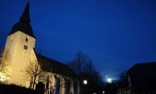 Bevor über Stemwede kräftige Schauer niedergingen, zeigte sich bei stark auffrischendem Wind wie hier in Levern kurz der Vollmond. - Joern Spreen-Ledebur