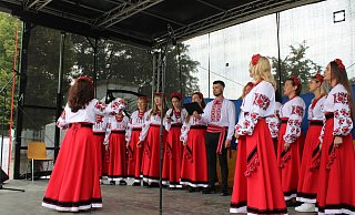 Auf der Bühne in Paderborn-Schloß Neuhaus stehen zahlreiche Tanz- und Musikauftritte aus verschiedenen Ländern auf dem Programm, so wie hier aus der Ukraine. - Moritz Jülich