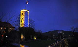 Die Sparrenburg wird in den Nationalfarben der Ukraine angestrahlt: Gelb-Blau. - Sarah Jonek Fotografie