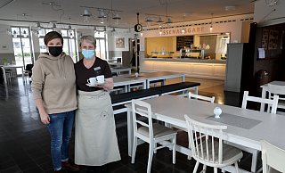 Janina Ott und Uta Kieper bedauern, dass die Kantine Henkelmann geschlossen wird. Immerhin - es geht weiter in der Markthalle. - Frank-Michael Kiel-Steinkamp