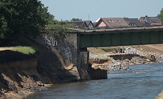 Unterspült und einseitig abgesackt ist eine Eisenbahnbrücke, die eingleisig über die Emscher führt. - Markus Gayk/dpa