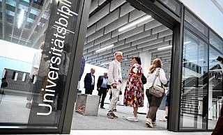 Der erste Bauabschnitt der Uni Bielefeld ist jetzt fertig. Die Farben Schwarz und Weiß dominieren. - BARBARA FRANKE
