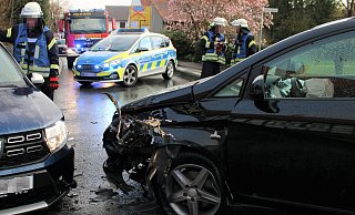 Beide Fahrzeuge mussten nach einem Frontalzusammenstoß abgeschleppt werden. Foto: Polizei Minden-Lübbecke - Polizei Minden-Lübbecke