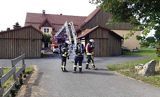 Schnell gelöscht hatten die Kräfte der Feuerwehr Lichtenau einen Brand auf einem Bauernhof im Stadtteil Asseln. - Feuerwehr Lichtenau