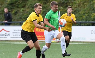 Nicht zu halten: Bad Westernkottens Daniel Bertels (l.) versucht es hier gegen Lohes Dominik Flaake mit unlauteren Mitteln, indem er ihn festhält. - Jürgen Krüger