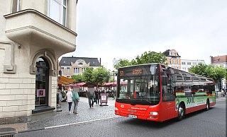 Viele Busse fahren vom Alten Markt in Herford ab. Dadurch, dass die Linien S1 und S6 nun versetzt fahren, ist auch der Alte Markt ein wenig entlastet. - Frank-Michael Kiel-Steinkamp