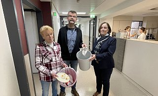 Sabine Kespohl (v.l.), Leitung Zentrale Wirtschaftsdienste im Klinikum Herford, Thomas Schugart, Betriebsbeauftragter für Abfall sowie Angela Gottschalk, Abteilungsleitung Wirtschaft und Versorgung zeigen die unterschiedlichen Tonnen, die im Klinikum für den Restmüll genutzt werden. - Natalie Gottwald