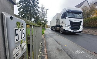 Hunderte Lastwagen fahren im Schnitt am Tag über die Landesstraße 946 durch Bödexen. Sehr zum Ärger der Anwohner. - David Schellenberg