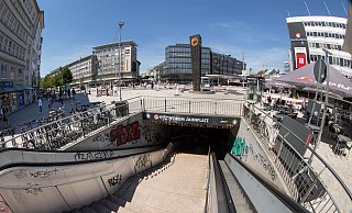 Die Eingänge des Jahnplatztunnels könnten nach Ankauf der Immobilie zugeschüttet werden. Oberirdisch ließen sich Grün- oder Brunnenanlagen realisieren. - Oliver Krato