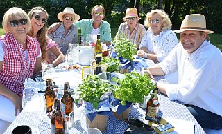 Oktoberfest ist das Motto am Präsidententisch. Platz genommen haben dort Susanne Stremlow (v. l.), Sandra Liesenfeld, Resi und Thomas Weigel, Christel Somberg, Christiane Liebrecht und Günter Weigel. - Karin Prignitz Oktoberfest ist das Motto am Präsidententisch. Platz genommen haben dort Susanne Stremlow (v. l.), Sandra Liesenfeld, Resi und Thomas Weigel, Christel Somberg, Christiane Liebrecht und Günter Weigel. - Karin Prignitz