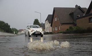 Der Druck des Wassers war beim Regen am 5. Juni ist so stark, dass es aus einem Gullydeckel nach oben schießt. An diesem Abend flossen viele Keller voll. - Florian Weyand