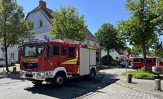Wegen des Feuerwehreinsatzes musste die Mittelstraße in Bad Wünnenberg voll gesperrt werden. - Feuerwehr Bad Wünnenberg