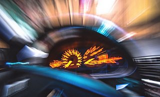 Mit Vollgas flüchtete der 24-Jährige vor der Polizei. Die sucht nun Zeugen. - Symbolfoto: pixabay/Creative Commons