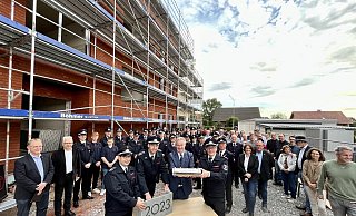 Zeitkapsel und Grundstein präsentiert (v. l.) die Wehrführung mit Patrick Falkenrich, Maximilian Rempe und Sebastian Lienen gemeinsam mit Bürgermeister Michael Berens am Neubau des Hövelhofer Feuerwehrgerätehauses. - Jens Reddeker