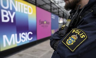 Schwerbewaffnete Polizisten sollen am Rande des ESC in Malmö sichtbares Zeichen für die erhöhte Vorsicht der Einsatzkräfte sein. - picture alliance / TT NEWS AGENCY | Johan Nilsson/TT