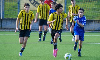 Umschaltspiel: Wellensieks Manuel Striegl treibt den Ball nach vorn, Mohammed Ciftci (l.) rückt gegen Stadtlohn nach. - Andreas Zobe