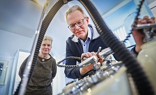 Wilfried Witte, Oberarzt für Anästhesiologie, bedient das Lachgas-Analgesie und Narkosegerät von 1957 zur Unterdrückung des Wehenschmerzes. Die Leiterin der Historische Sammlung Bethel, Bärbel Bitter, schaut zu. - Sarah Jonek Fotografie