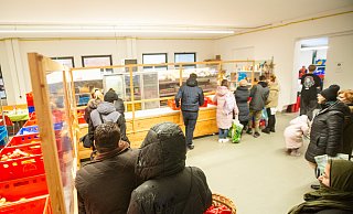 Die Lebensmittel-Ausgabe bei der Herforder Tafel erfolgt nach vorheriger Terminvergabe. Die wurde in der Corona-Zeit eingeführt und beibehalten, weil sie die Ausgabe für alle Seiten angenehmer macht. - Ralf Bittner