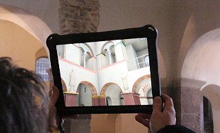 In karolingischer Zeit war der Johanneschor im 1.200 Jahre alten Corveyer Westwerk viel bunter als es der heutige Anschein erahnen lässt. - Burkhard Battran