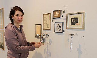 Tina Tonagel kombiniert in der Ausstellung "geheimnisvoll bewegt" kinetische Objekte zu Bildern der Künstler Robert Michel und Friedrich Meckseper. Hier entsteht eine Collage zum Thema Windmesser. - Linda Schnepel