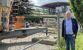 Heiner Wemhöner steht vor der Baustelle an der Lockhauser Straße, aus der bald das neue Kunst-Depot werden soll. Im Frühjahr 2025 soll hier Eröffnung gefeiert werden - für einen öffentlich zugänglichen Schau-Bereich und ein Lager für die umfangreiche Kunstsammlung Wemhöners. - Natalie Gottwald