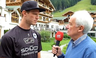 NW-Redakteur Jörg Fritz interviewt Arminia-Legende Fabian Klos während des Trainingslager 2016 im österreichischen Leogang. - NW
