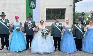 Beim Buker Schützenfest feiern (v. l.) Marius Bolbrock und Nadine McKoewn, das Königspaar Patrick Knoke und Agnes Brauer, Fabian Fröhlecke mit Annalena Welge sowie Viktor mit Nadeshda Brauer im Hofstaat. - Lennart Schlütz
