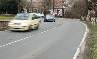 Der sanierungsbedürftige Bundesstraße im Bereich der Ortsdurchfahrt Offelten (B65): Hier schlängeln sich täglich zahlreiche Autos durch den Ort. - Cornelia Müller