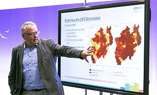 Roland Funke, Hydrologe beim Landesamt für Natur, Umwelt und Verbraucherschutz, erläutert die Trockenheit der Böden. Zusammen mit Umweltminister Krischer hat er einen Überblick über die Auswirkungen der Hitzeperiode auf Menschen, Umwelt und Wirtschaft gegeben. - Oliver Berg/dpa