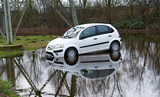 Ein Schrottfahrzeug, das seit Wochen auf einem Parkplatz an der Hermann-Löns-Straße steht, beschäftigte am Freitagnachmittag die Feuerwehr Paderborn nach dem Notruf einer besorgten Bürgerin. - Ralph Meyer