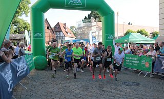 Auf die Plätze: Hier beim Start waren die beiden schnellsten Läufer im Jahr 2019 zu sehen - Marcel Baloi (vorne rechts in grau) und Kevin Gatey (links in blau). - Archivbild: Lena Kley