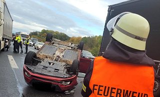 Auf der A2 war ein Pkw mit einem Lkw kollidiert. - Feuerwehr Vlotho