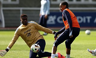 Frankreichs Ersatzkeeper Brice Samba, hier im Duell gegen seinen Nationalmannschaftskollegen Bradley Barcola, war in einem Trainingsspiel nun für die U21 des SC Paderborn im Einsatz. - AFP