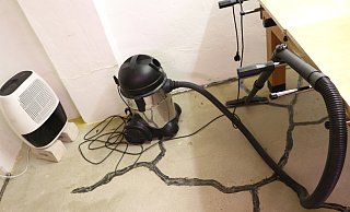 Der Luftentfeuchter und der Wassersauger an ihrem Stammplatz im Keller von Elisabeth Coprian und Wilhelm-Josef Gussen. - Holger Kosbab