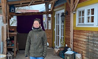 Katharina Schnabl vor ihrem geliebten Bauwagen im Kreis Gütersloh. Mit ihm hat sie sich einen Traum erfüllt. - Matthias Foede